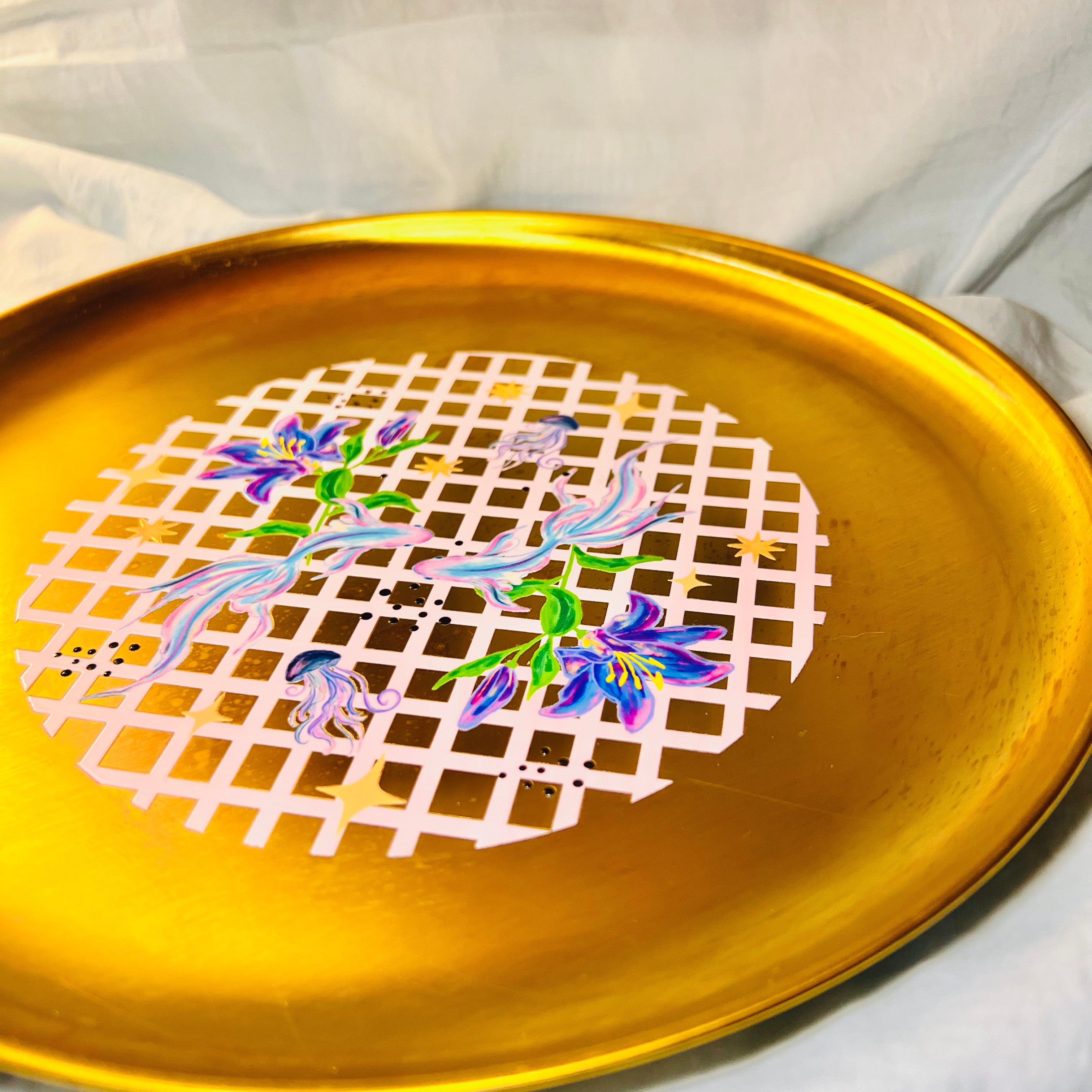 Plato metálico dorado  Donde nadan los sueños grande