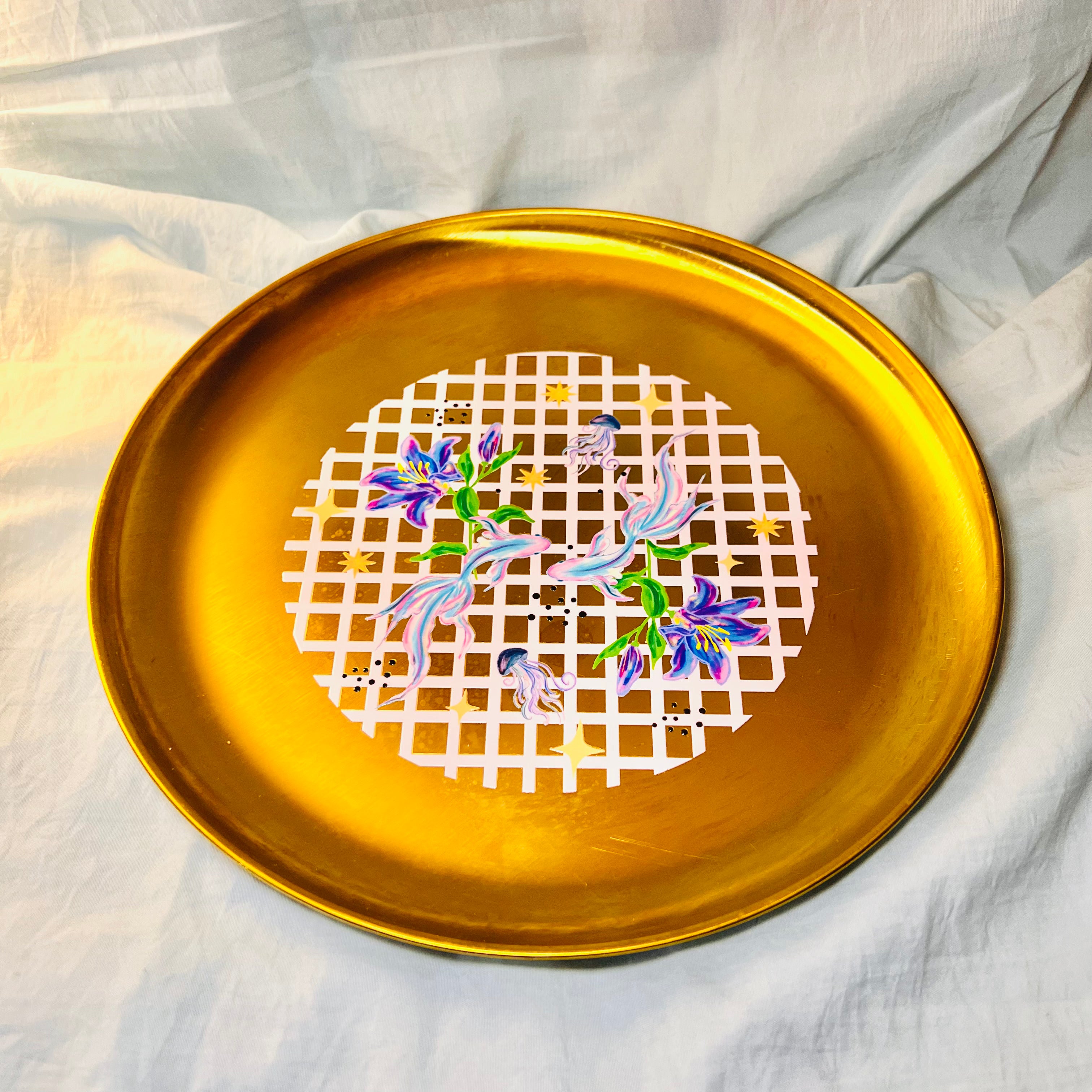Plato metálico dorado  Donde nadan los sueños grande