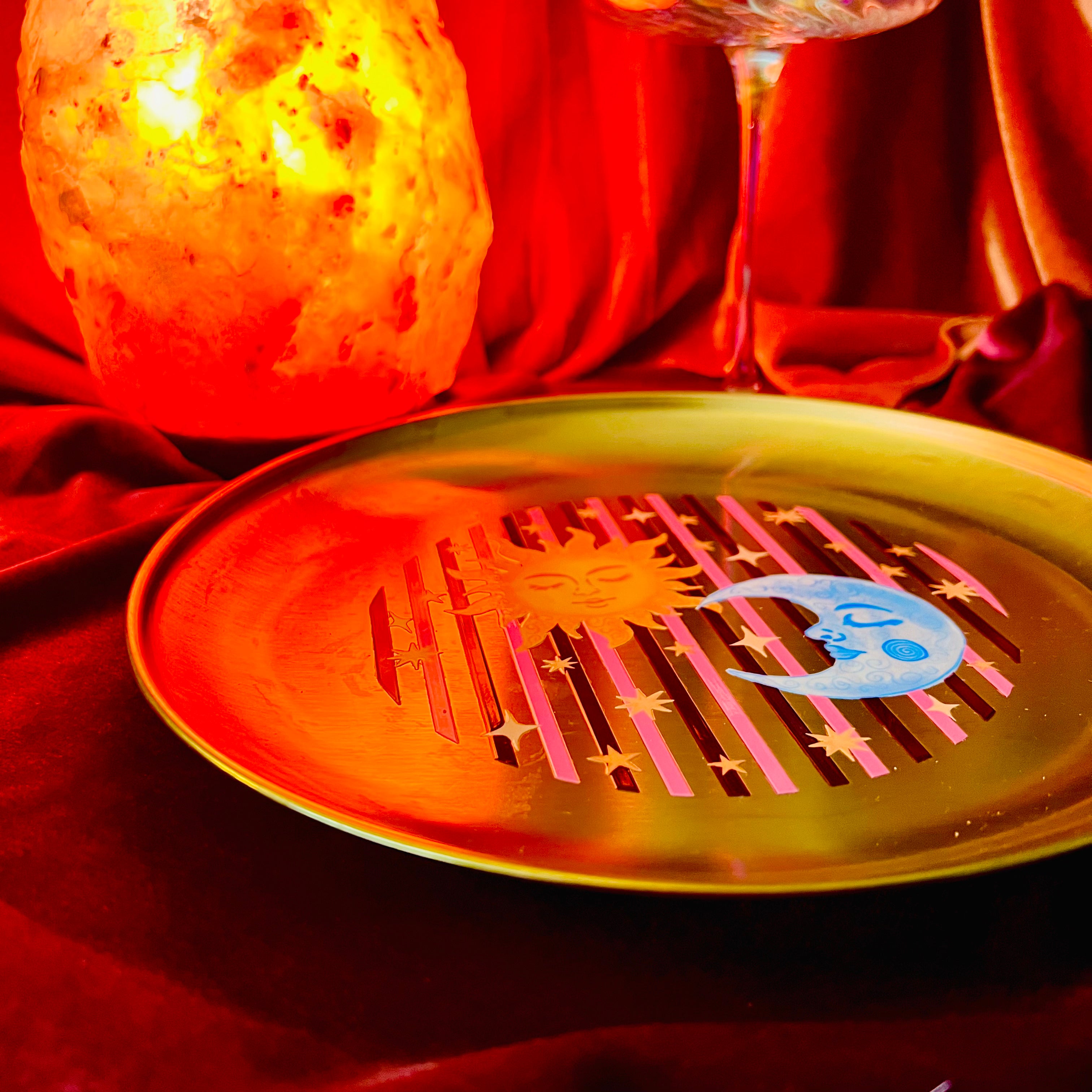 Plato metálico dorado La hora de los sueños mediano