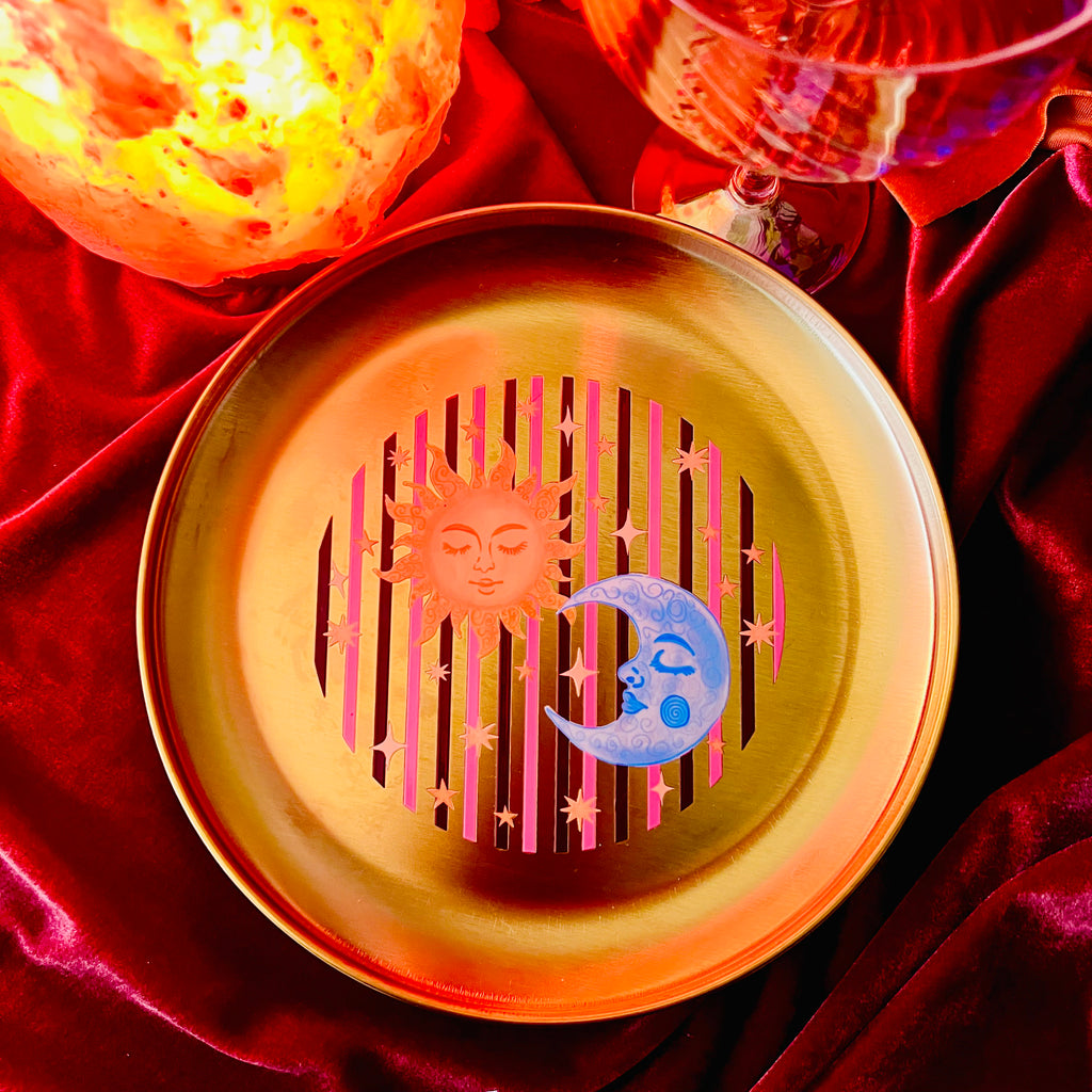Plato metálico dorado La hora de los sueños mediano