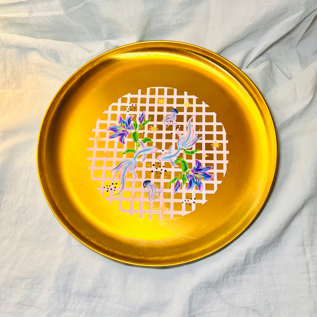 Plato metálico dorado  Donde nadan los sueños grande
